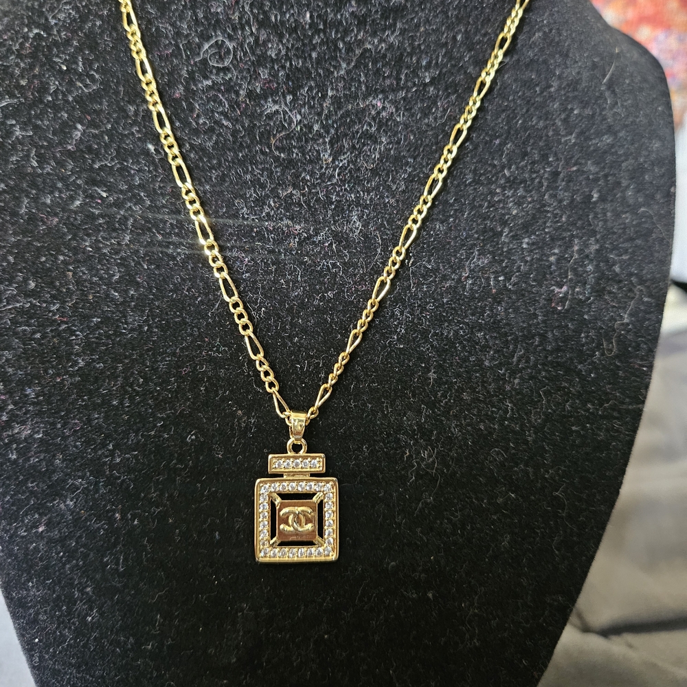 Chic Gold Pendant Necklace